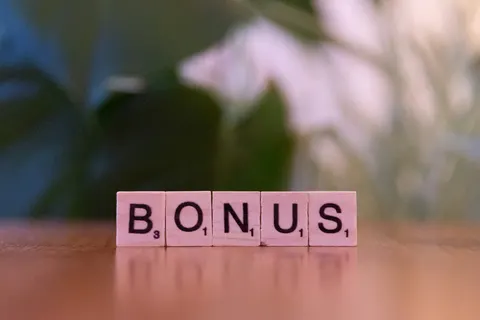 Hukum THR dan Bonus Kerja Menurut Islam: Boleh Dipakai Apa Saja?